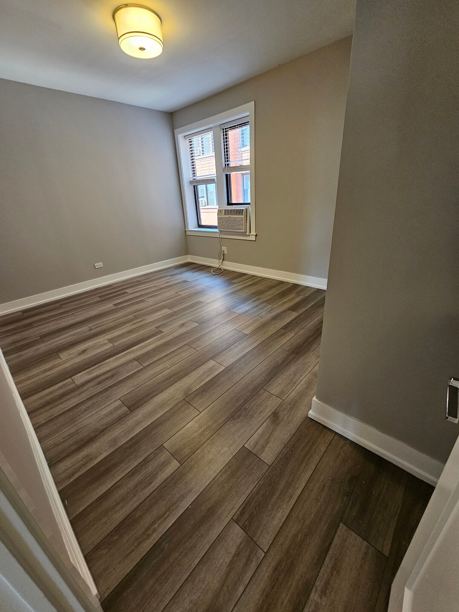 Building Photo - 3931 N Janssen Ave