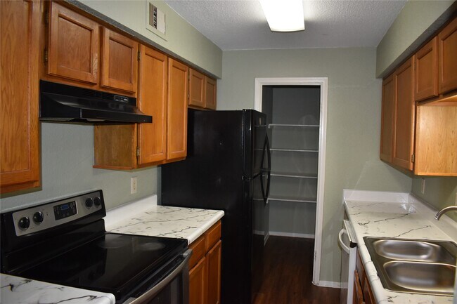 Building Photo - 9700 Leawood Blvd