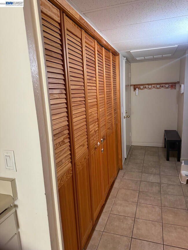 Building Photo - 320 N Civic Dr