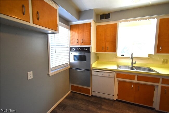 Building Photo - 2761 Forestview Ave