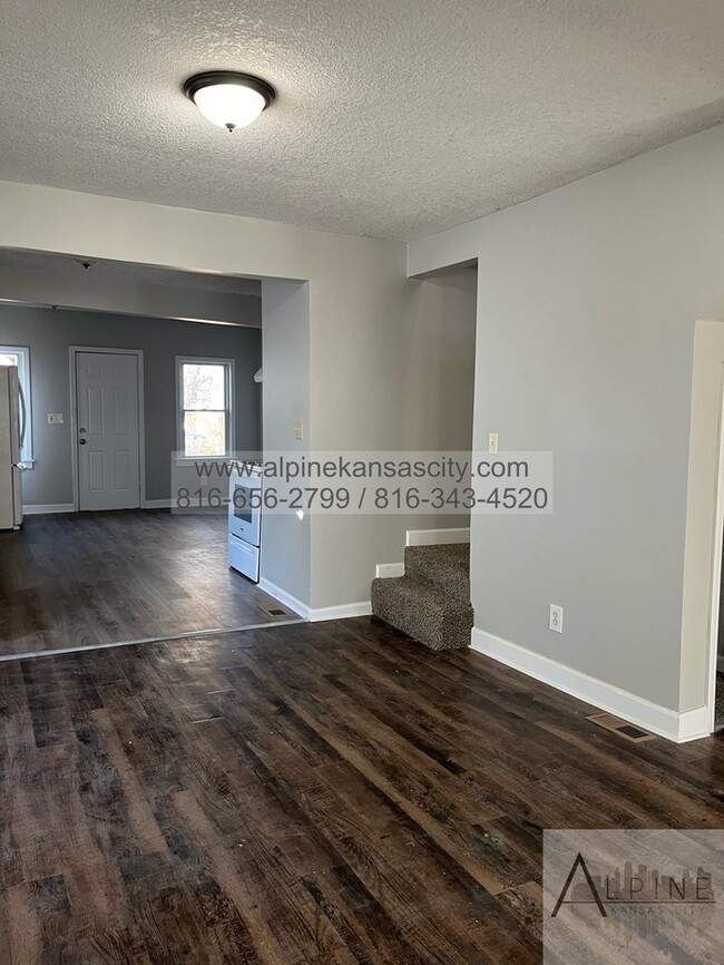 Building Photo - Spacious Upstairs Loft!