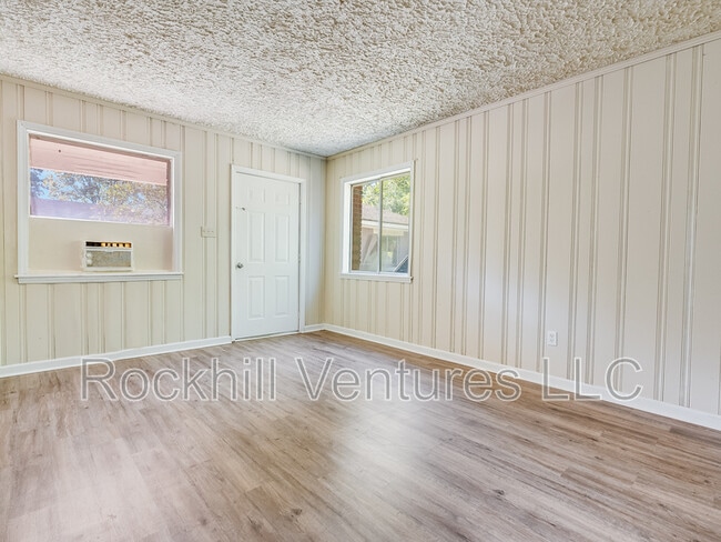 Building Photo - 6 Ronnie Ave