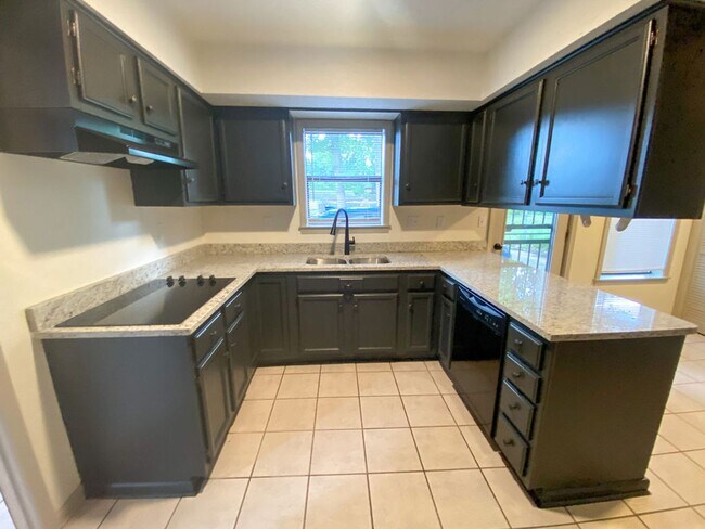 Building Photo - 3 bed / 2 bath in Memphis near Old Brownsv...