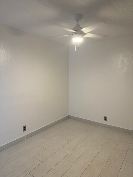 Building Photo - 501 Blue Heron Dr