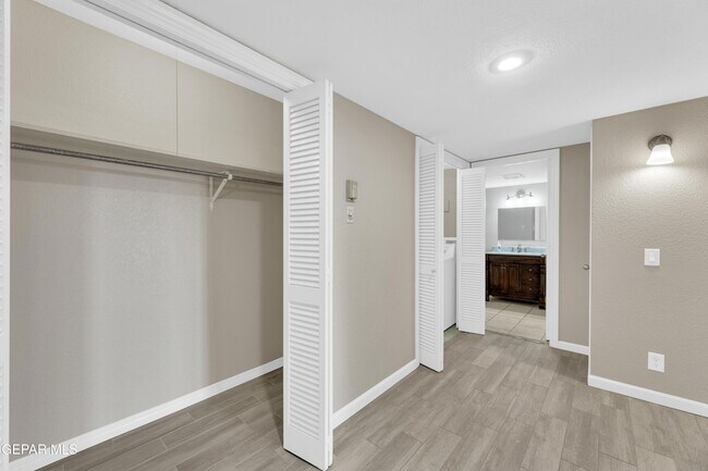 Building Photo - 350 Thunderbird Dr