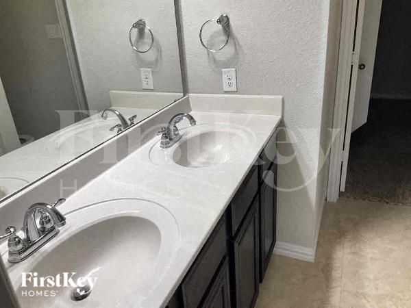 Building Photo - 664 River Garden Dr