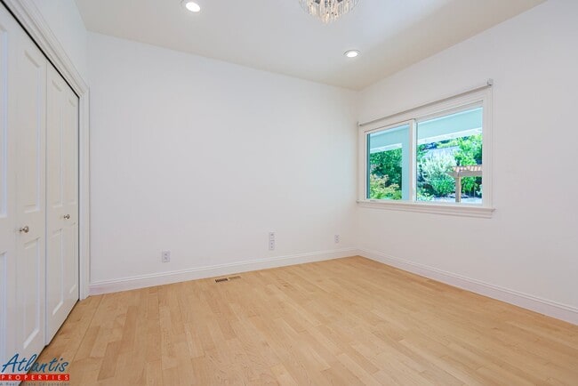 Building Photo - Stunning & Remodeled Home | Desirable Sara...