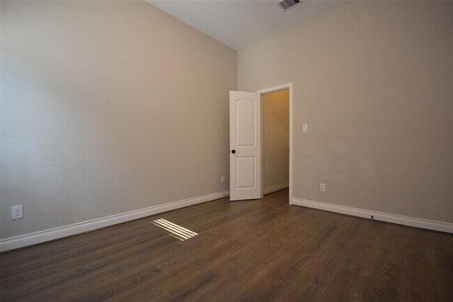 Building Photo - 3218 Shadow View Ln