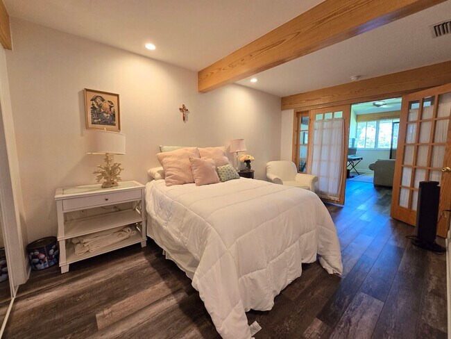 Building Photo - Stunning 2 Bed / 2.5 Bath Townhouse with G...