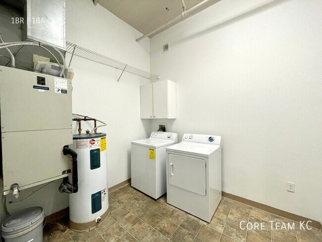 Building Photo - 320 W 7th St