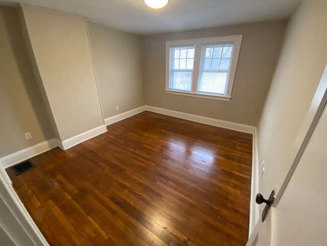 Building Photo - 3 Bedroom House - Grandview Area