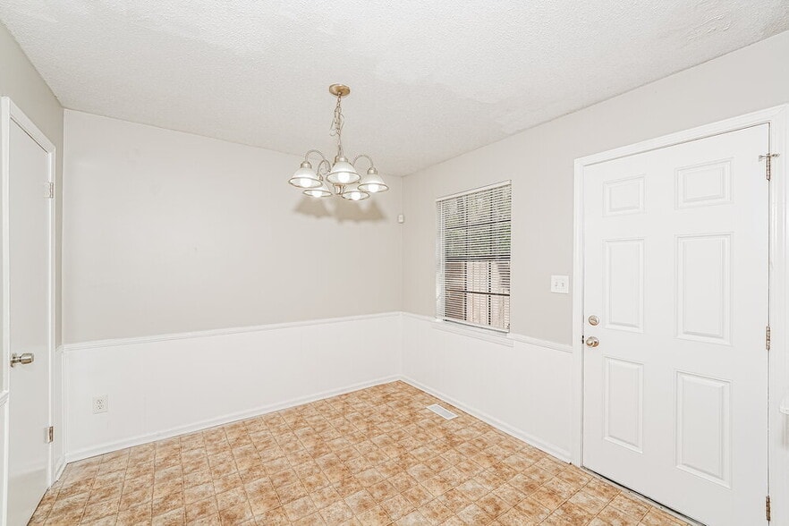 Building Photo - 933 Edwards Lake Rd