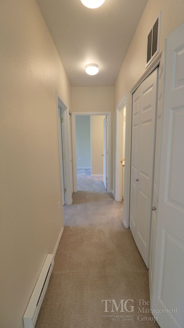 Building Photo - Single level main floor 2br/2ba Condo with Garage & W/D near Nike / Intel / St. Vincent Hospital