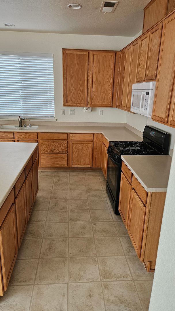 Building Photo - Large Six bedroom home for rent.