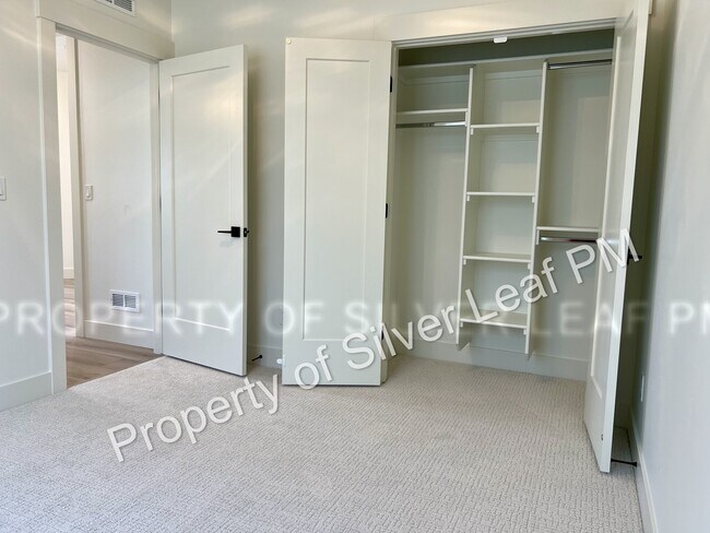 Building Photo - 475 E Chevy Dr