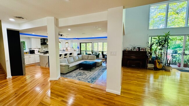 Building Photo - 96 Old Pascack Rd