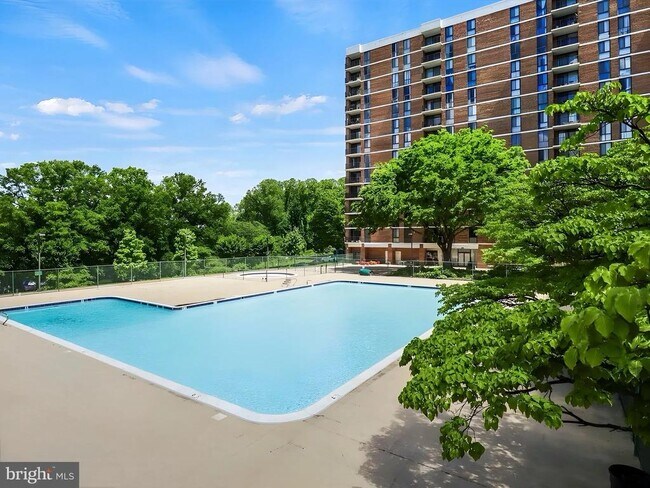 Building Photo - 2300 Pimmit Dr