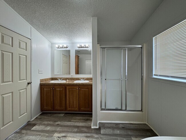 Building Photo - 16206 Wood Dr