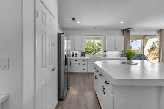 Building Photo - 47383 Bahama Ct