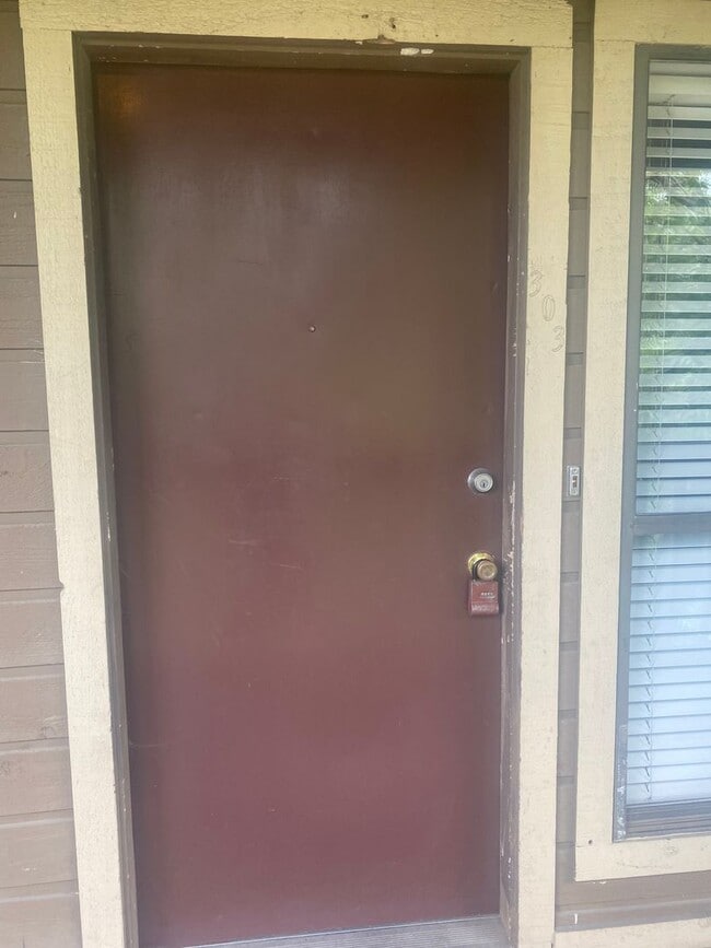 Primary Photo - LAW SCHOOL SPECIAL - 1BD PLUS STUDY / 2BD/1BA