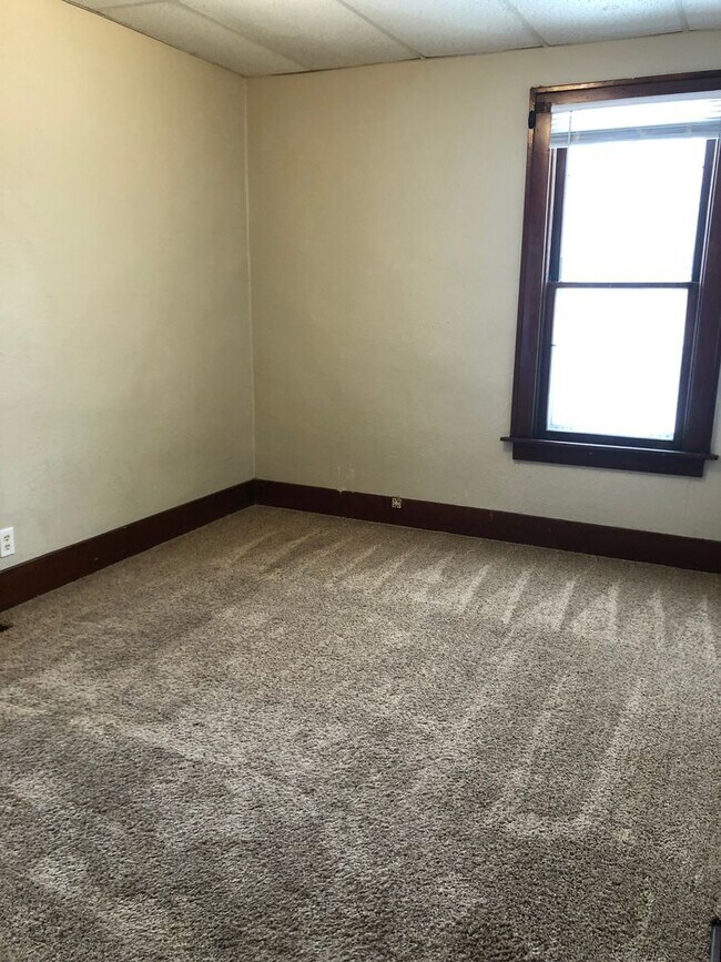 Building Photo - 546 Valley St