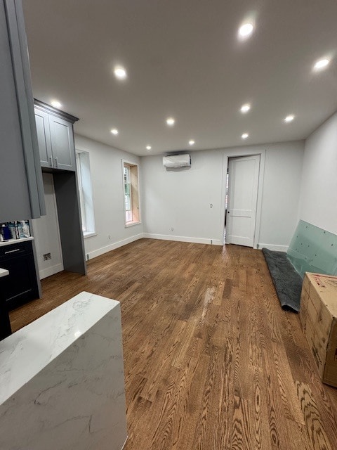 Building Photo - 275 E 55th St