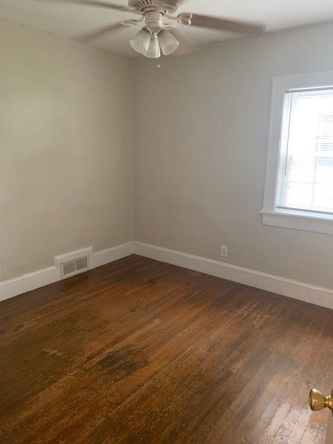 Building Photo - 301 S Oak St