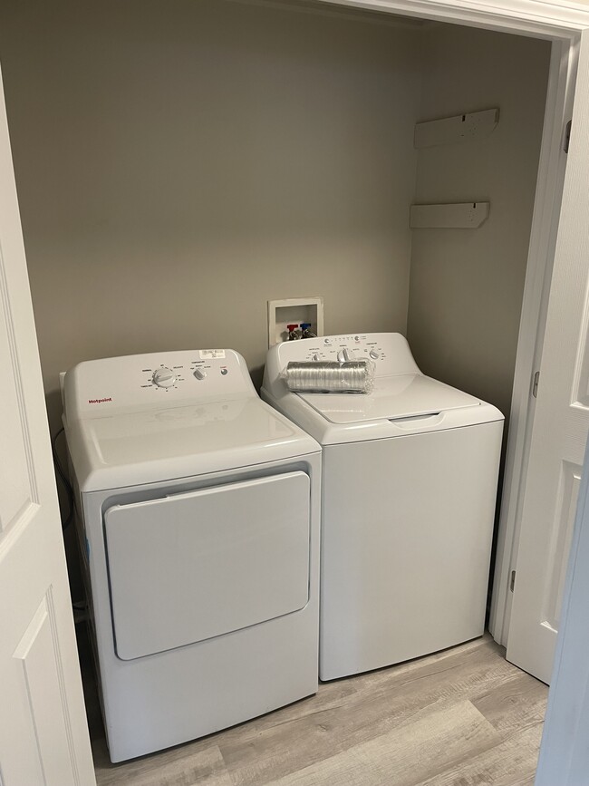 Building Photo - 213 Poplar Ave