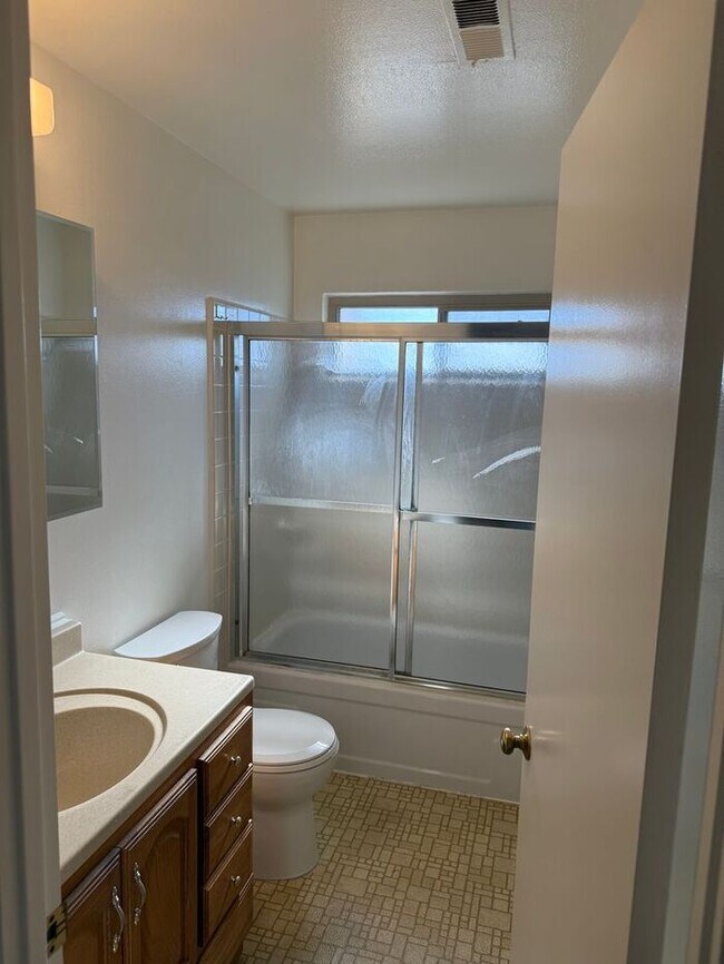 Building Photo - Great 2-Story Townhome