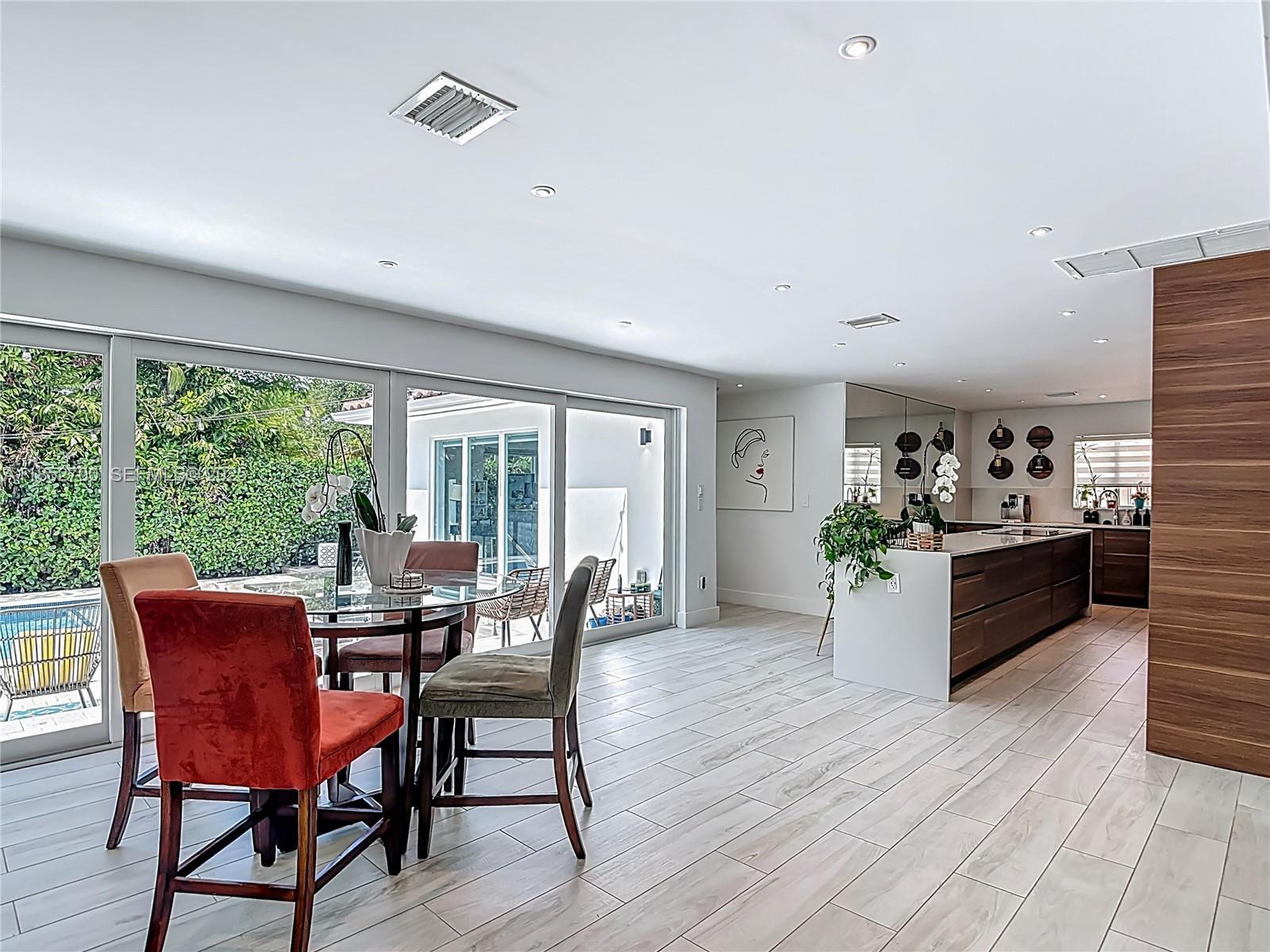 Building Photo - 10825 Peachtree Dr