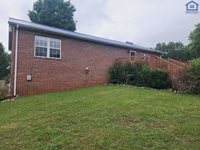 Building Photo - 515 Willis Martin Rd