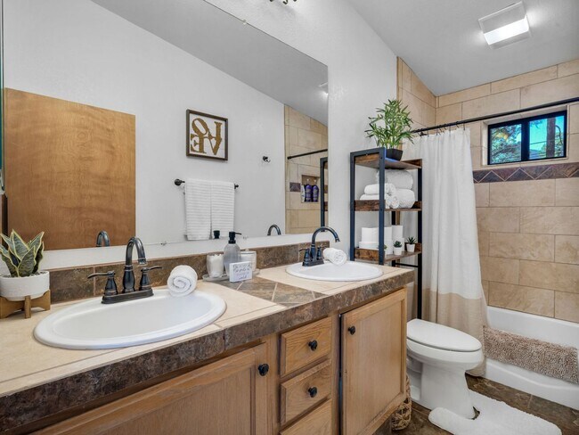 Building Photo - Cozy Furnished Country Club Home