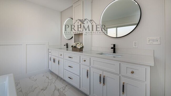 Building Photo - Stunning Remodeled 4 bedroom / 4 bath-2026...