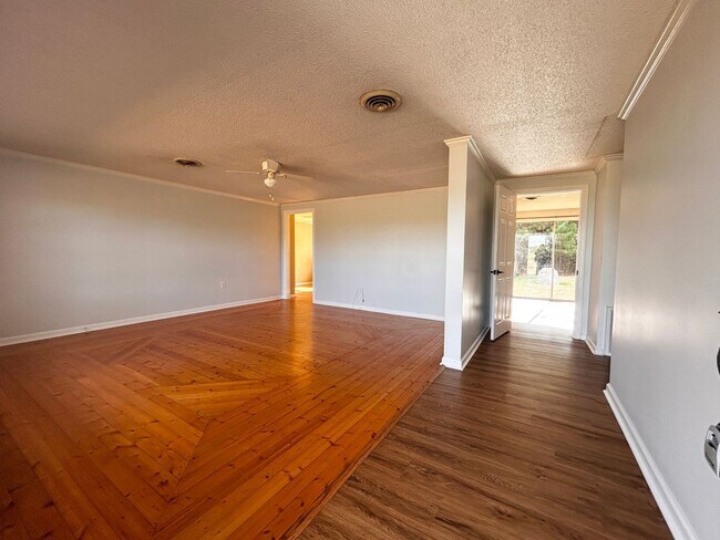 Building Photo - NOW AVAILABLE! 3 Bedrooms/1 1/2 Bath with Double living room space.