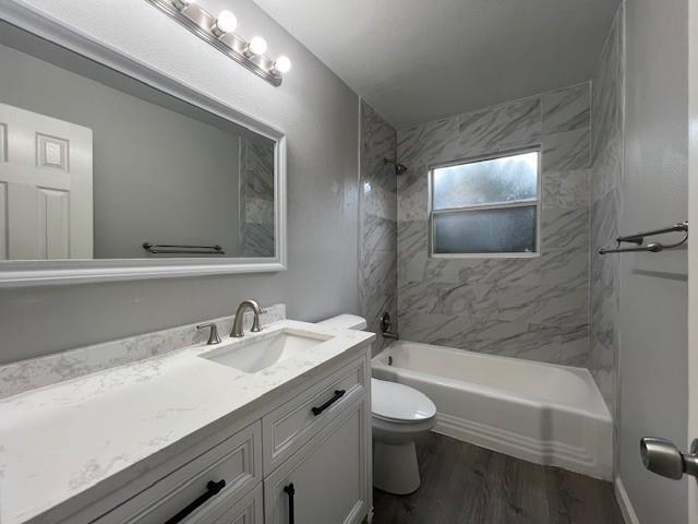 Building Photo - 304 N Oak St