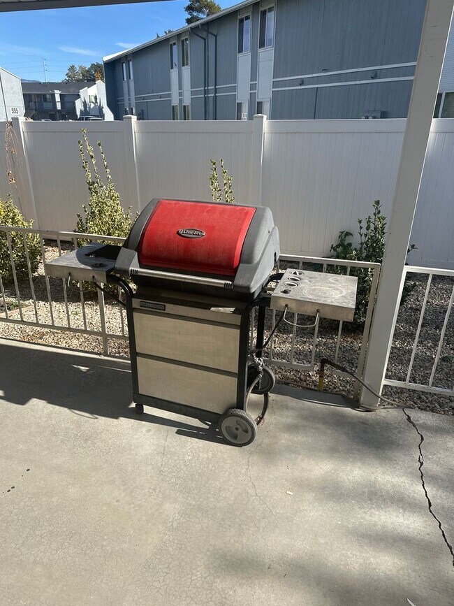 Building Photo - Tranquil & delightful 3-bedroom, 2-bathroo...