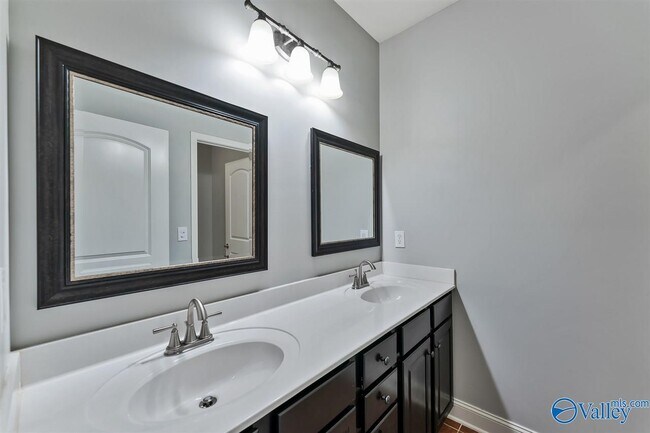 Building Photo - 3028 Greenway Cir SE