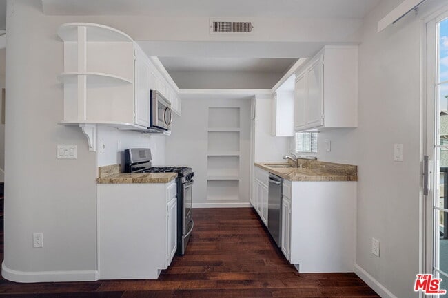 Building Photo - 10627 Moorpark St