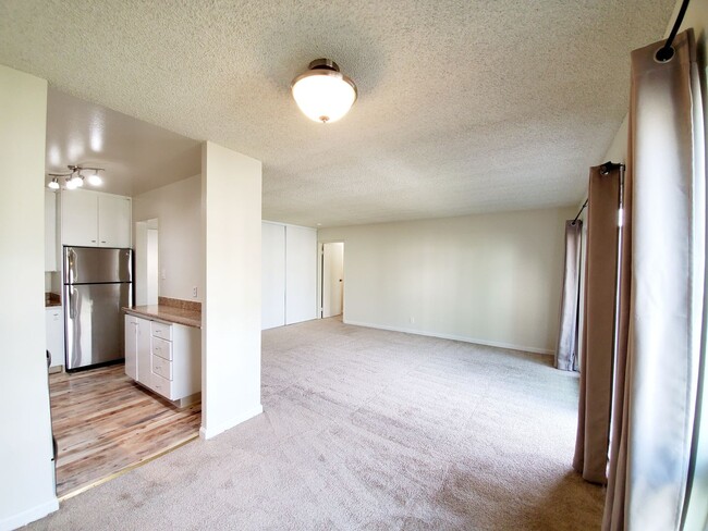 Building Photo - Beautiful, sunny woodlake condo
