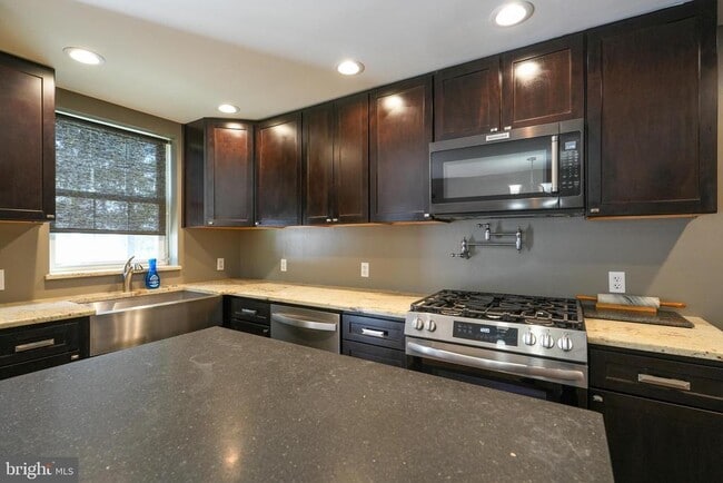 Building Photo - 3161 S Sydenham St