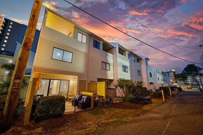 Building Photo - All Inclusive Seasonal Rental Available October 1st, 2025-March 31st 2026!