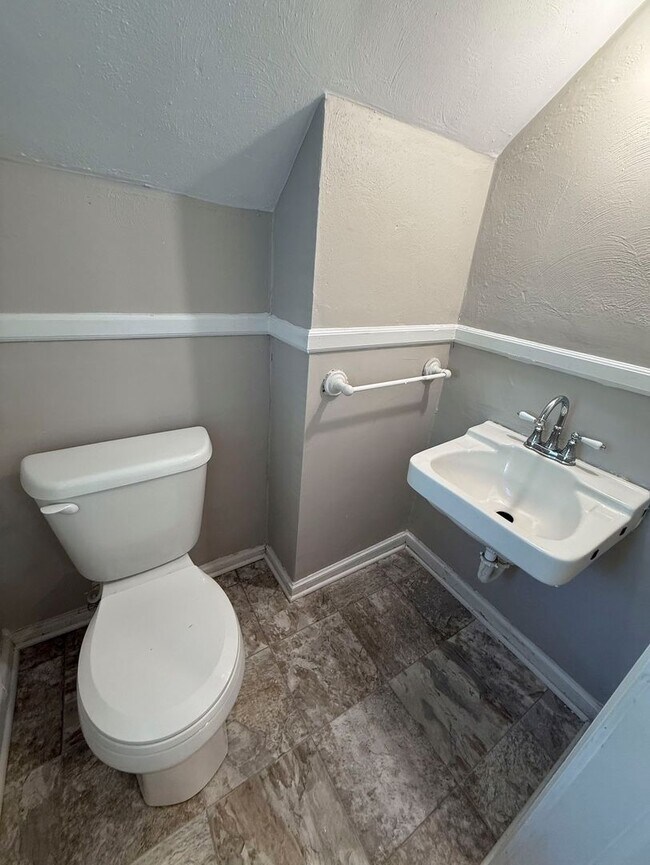 Building Photo - 3 Bedroom in Hampton Available Now!!