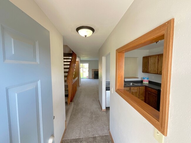 Building Photo - 2 Bedroom Townhome Available Near Austin B...