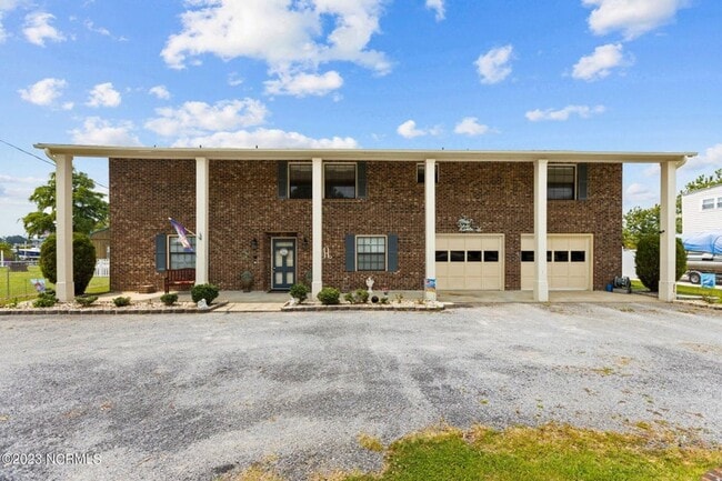 Building Photo - Waterfront 3 bedroom 2 bath