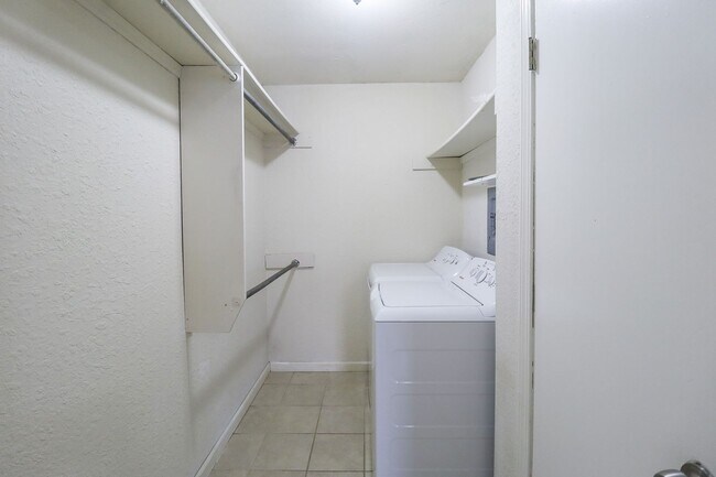 Building Photo - 1 Bed | 1 Bath in South Tulsa!