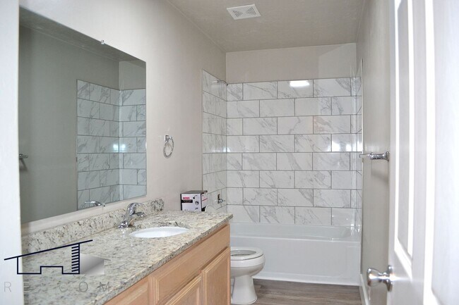 Building Photo - Main St Duplex