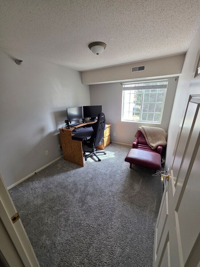 Building Photo - Main floor 2br condo Available!