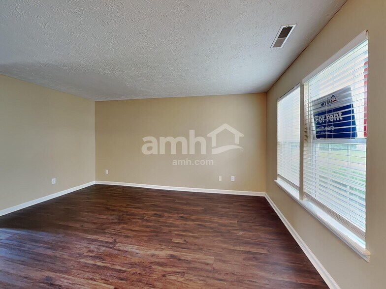 Building Photo - 942 Sheets Ct