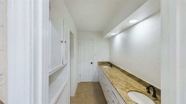 Building Photo - 556 Roanoke Dr