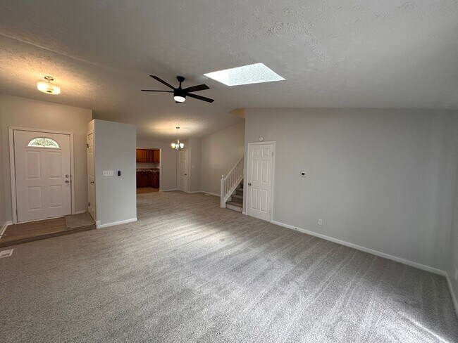 Building Photo - Beautiful 3 bed (Possibly 4 bed) with 2.5 baths Home located in Warren Township